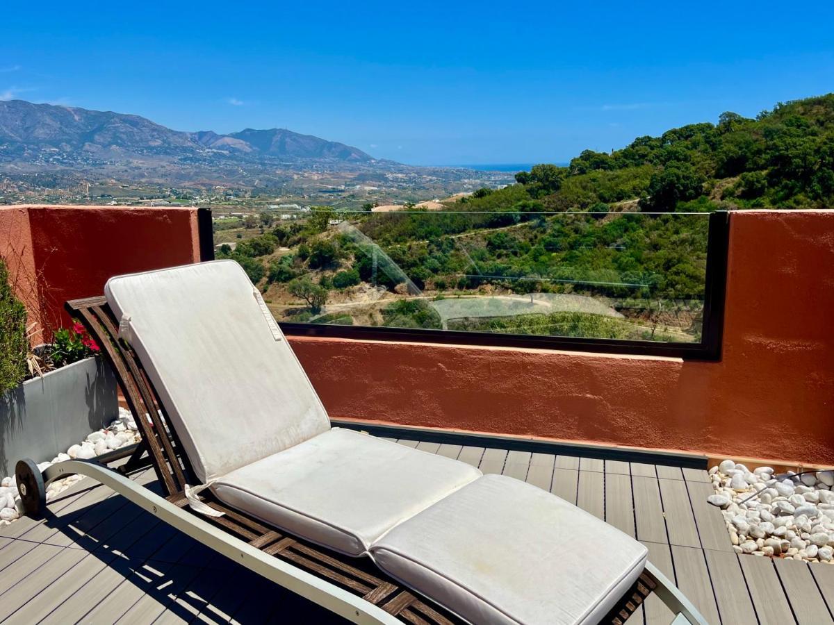 Bright Apartment In The Hills Of Elviria Малага Экстерьер фото