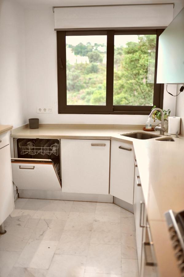 Bright Apartment In The Hills Of Elviria Малага Экстерьер фото